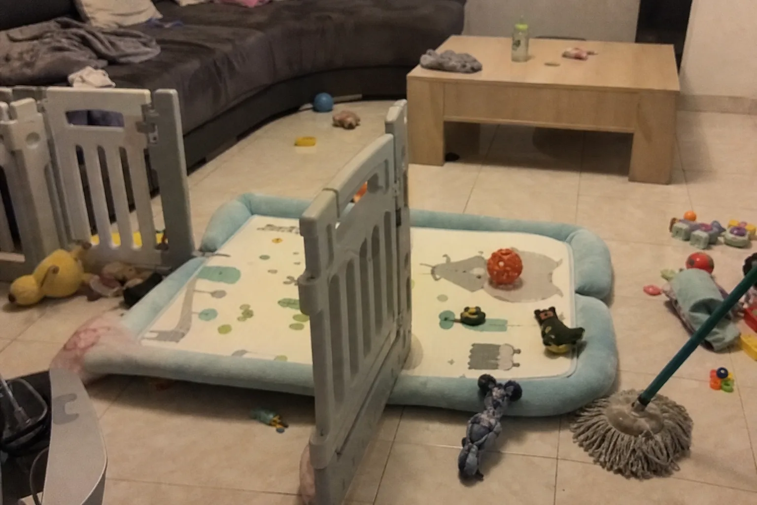 Parc à chiots ouvert dans un séjour avec des jouets